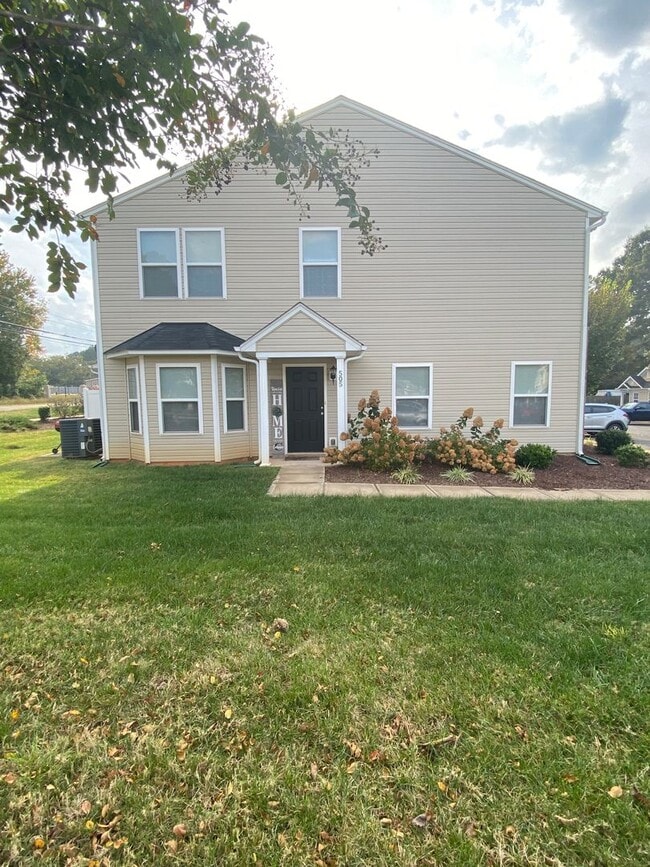 Building Photo - End Unit with large yard.