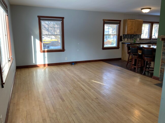 Building Photo - Amazing 4 Bedroom 2 Bathroom House with Garage!