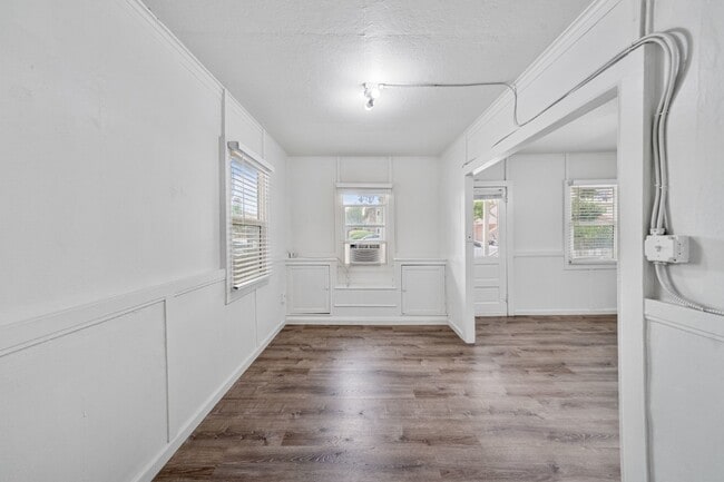 Building Photo - North Park - Detached Bungalow 1 bed / 1 b...