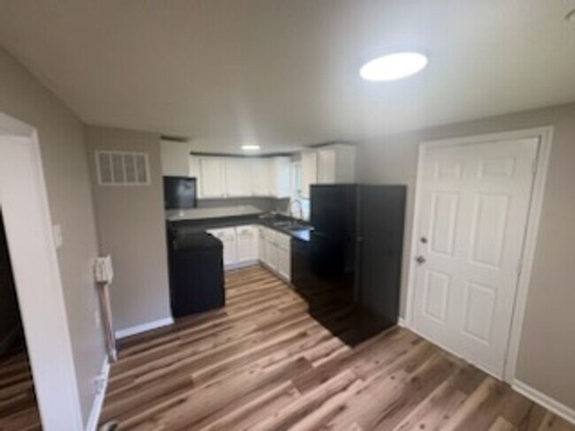 Building Photo - 2 Bed 1 Bath Home