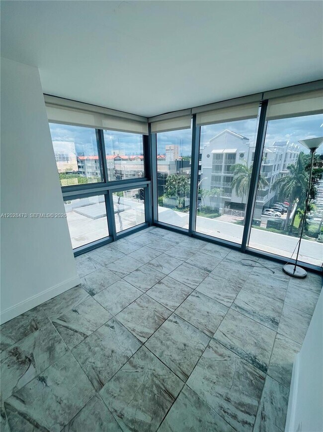 Building Photo - 2655 Collins Ave