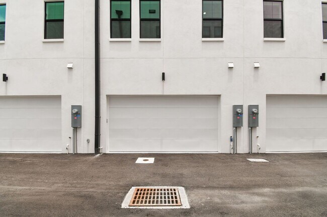 Building Photo - Canvas GWX