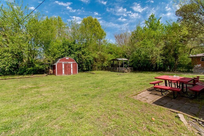 Building Photo - 3 Bedroom 2 Bath Home Walking Distance to Campus!