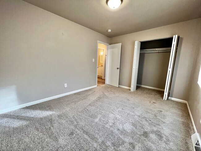 Building Photo - Larch1642 (KC-AM)