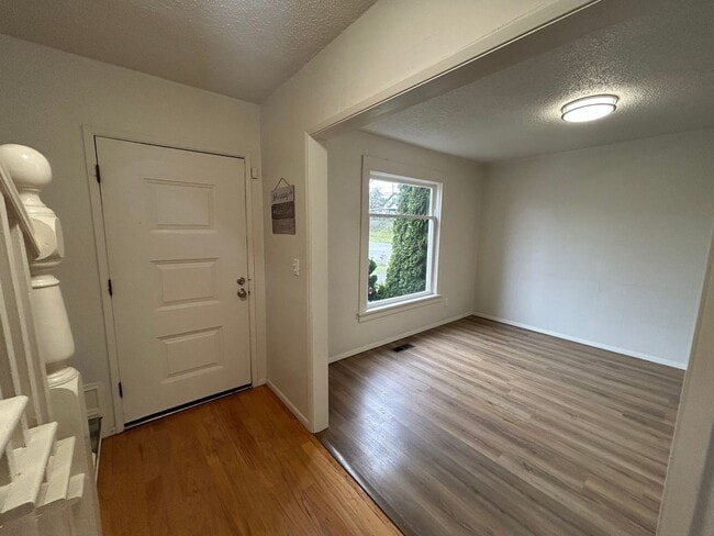 Building Photo - Great 3 bedroom 1.75 bath House in Tacoma with large backyard!