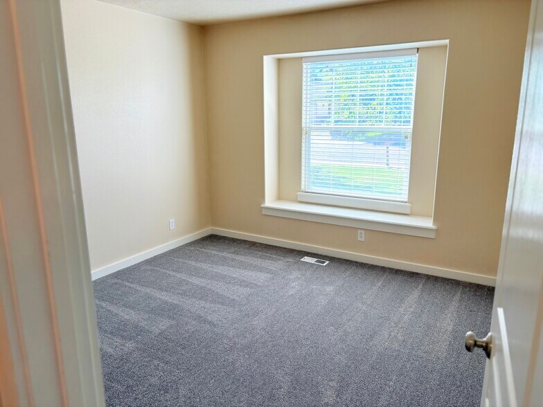 Bedroom near front of house - 4040 W Hearst Dr