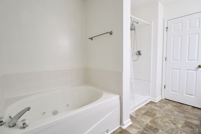 Building Photo - Spacious 3 Bedroom on 3rd St