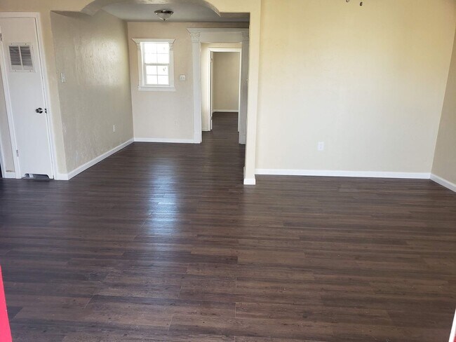 Building Photo - Handyman Special $0 First Month's Rent / “You fix, you SAVE BIG!!” Contact Mayshell for details: ...