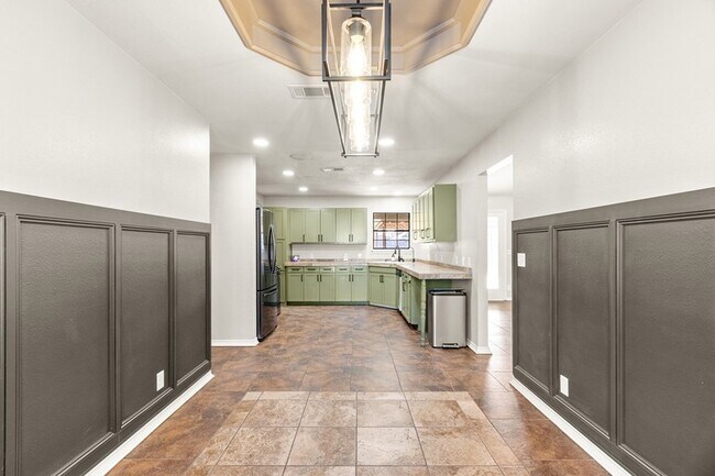 Building Photo - 3701 Oakmont Dr