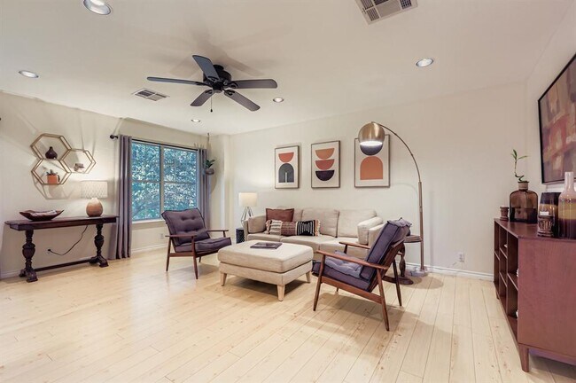Building Photo - 312 Brentwood Dr