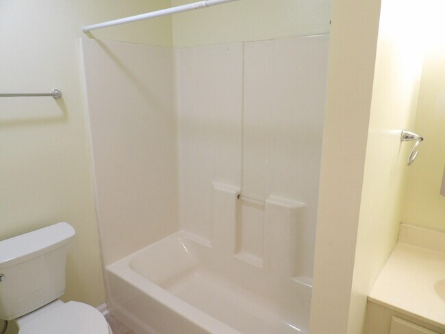 Building Photo - 102 Cedar Dr