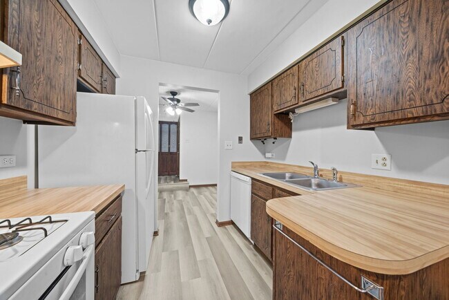 Building Photo - 13913 Laramie Ave