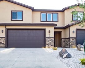Building Photo - 4 Bedroom Townhome in Hurricane Heights Co...