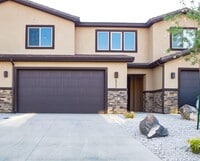 Building Photo - 4 Bedroom Townhome in Hurricane Heights Co...