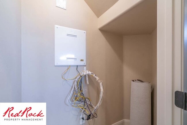 Building Photo - Beautiful Southgate Townhome!