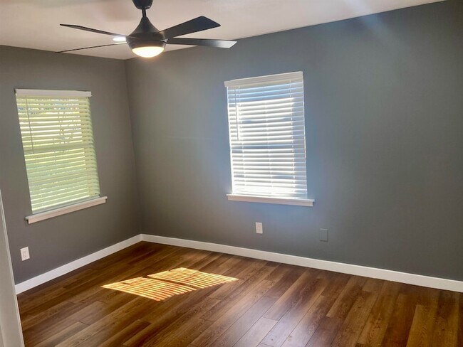 Building Photo - 901 Avenue E