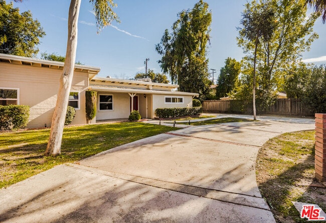 Building Photo - 5754 Fallbrook Ave