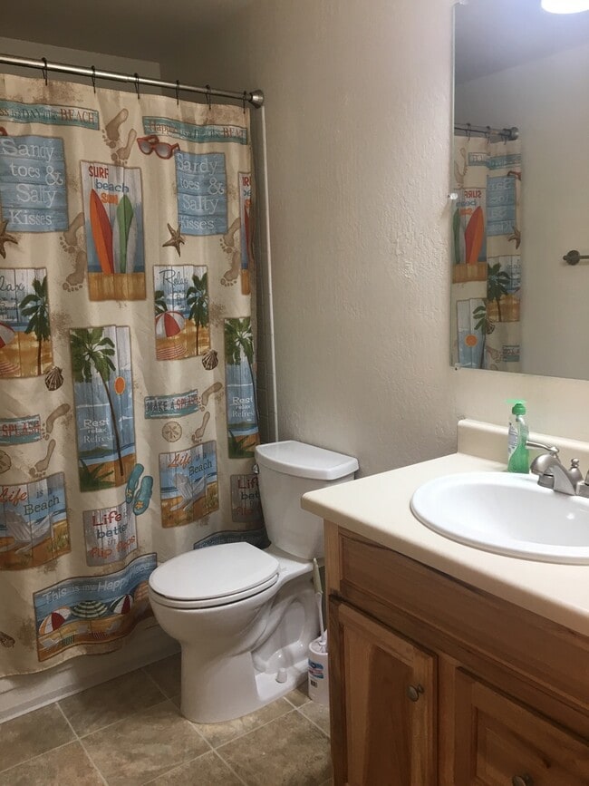 Building Photo - Beautifully Appointed Furnished One Bedroom Condo