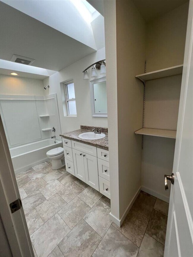 Building Photo - ThomasV