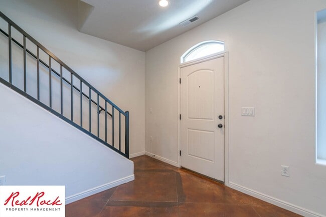Building Photo - 3 Bedroom & 2.5 Bathroom & Dog Friendly!