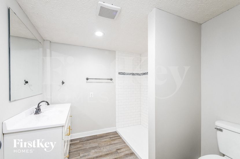 Building Photo - 648 Sycamore St