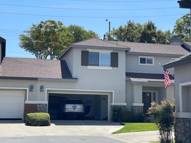 Building Photo - Spacious 4 Bedroom Townhouse Style Condo i...