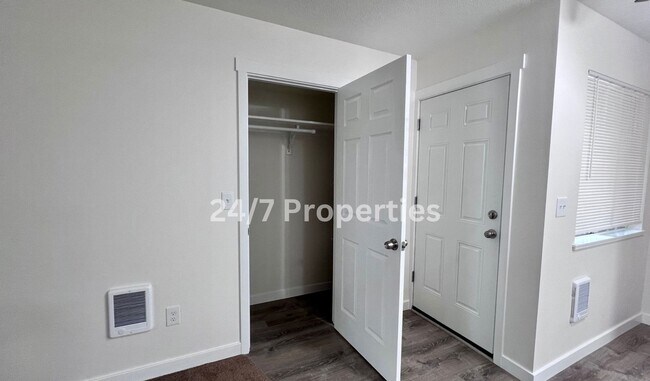 Building Photo - Newly Updated 1BD I 1BA - SANDY OR!