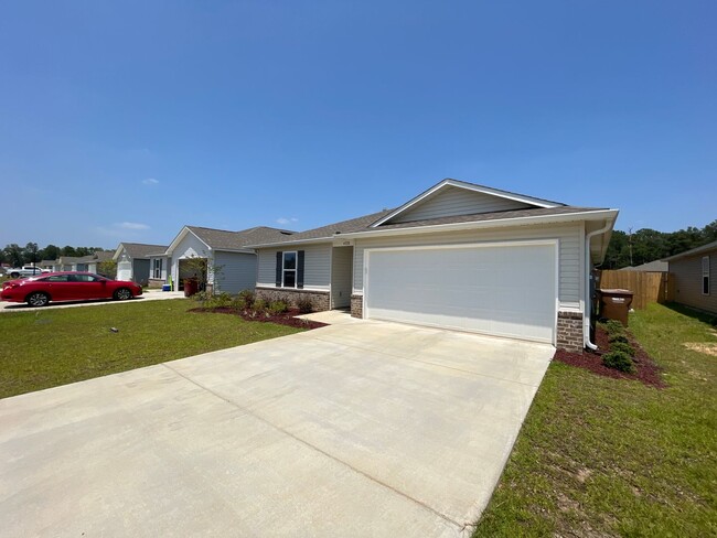 Building Photo - Beautiful 3 Bedroom