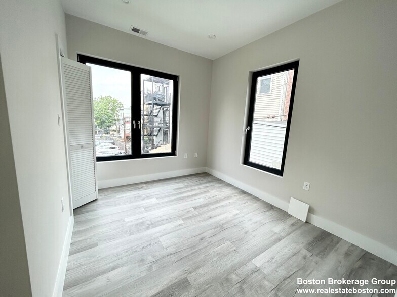 Building Photo - 2 W 3rd Street Pl