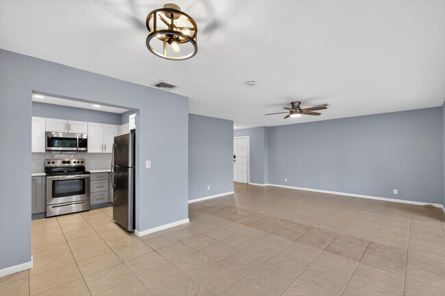 Building Photo - 423 Pine Tree Ct