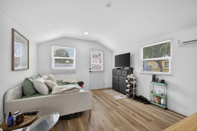 Building Photo - 701 37th St