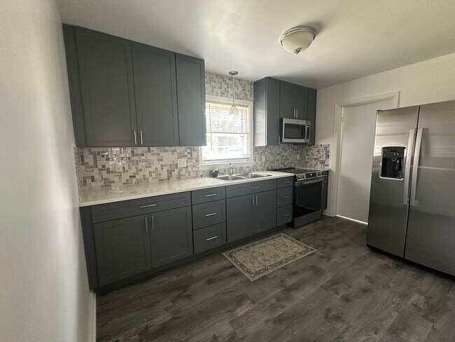 Building Photo - One Level Brick House Near University of L...