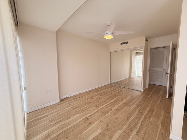 Building Photo - Bright Updated 1 bedroom with covered parking. ALL utilities included