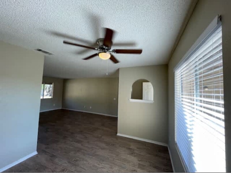 Building Photo - 11403 La Perla Dr