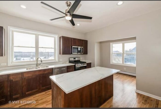 Building Photo - 1133 Beloit Ave