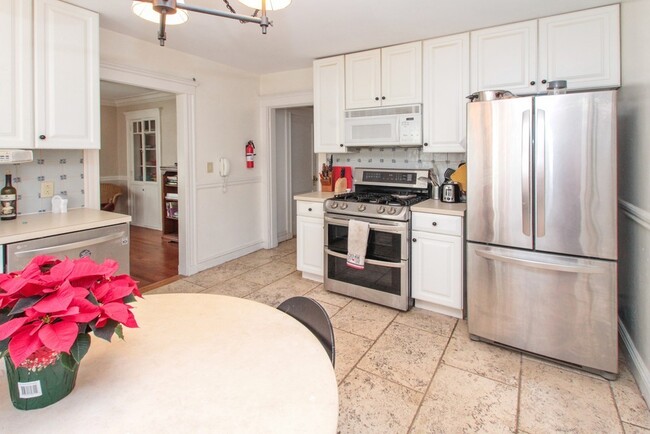 Building Photo - 25 Priesing St