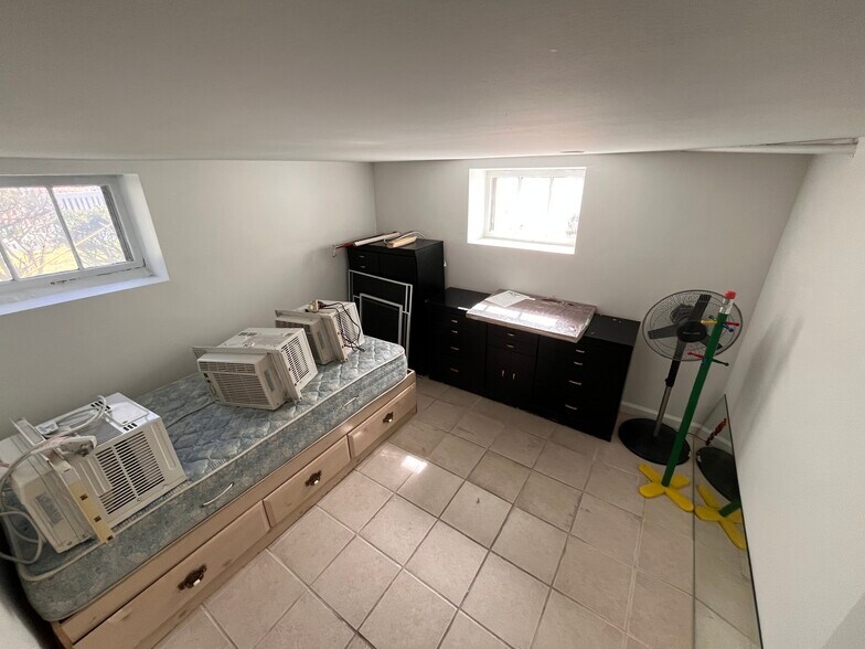 Building Photo - 121 Shore Dr