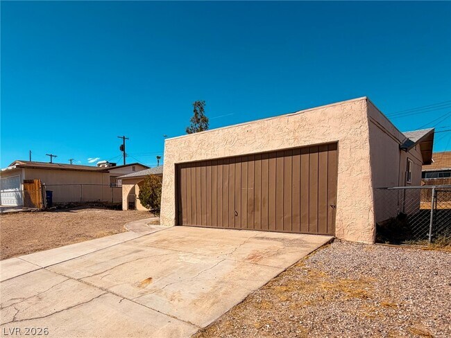 Building Photo - 1312 E Brooks Ave
