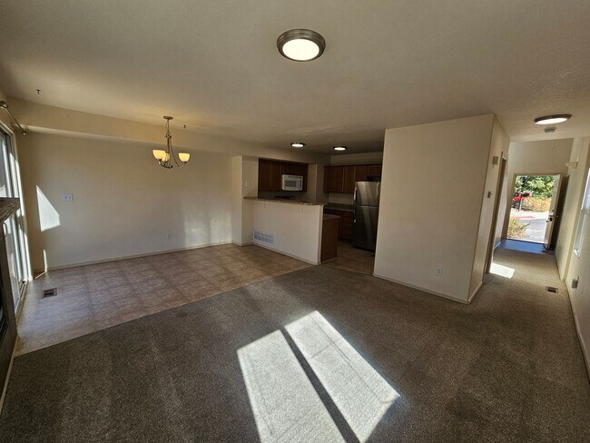 Building Photo - 3 Bed 4 bath Townhome in University Village!