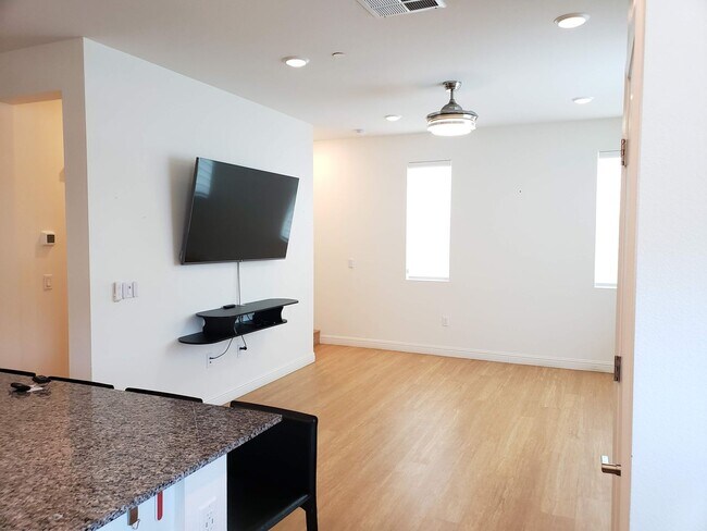 Building Photo - Otay Mesa: 2bd/3.5ba Playa Del Sol Multi Level Townhome