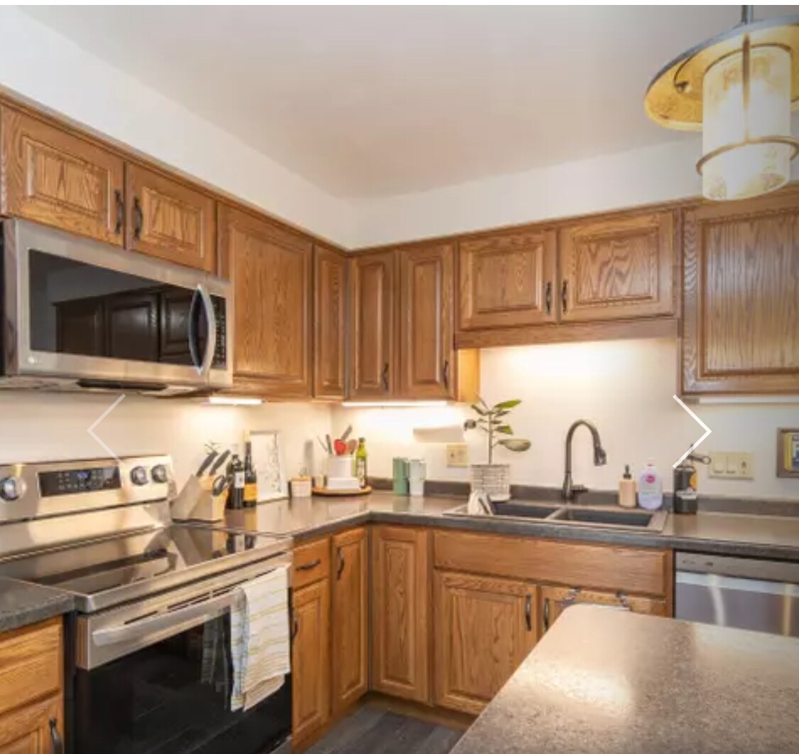 Building Photo - 2750 W Parkmoor Ct