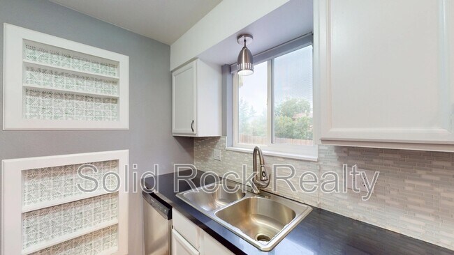 Building Photo - 4817 Ridenour Dr