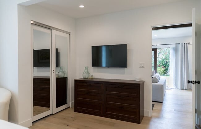 Building Photo - Fully Furnished Back House- Prime Location