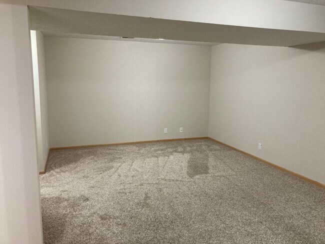Building Photo - 3200 S 79th 4bed/3bath