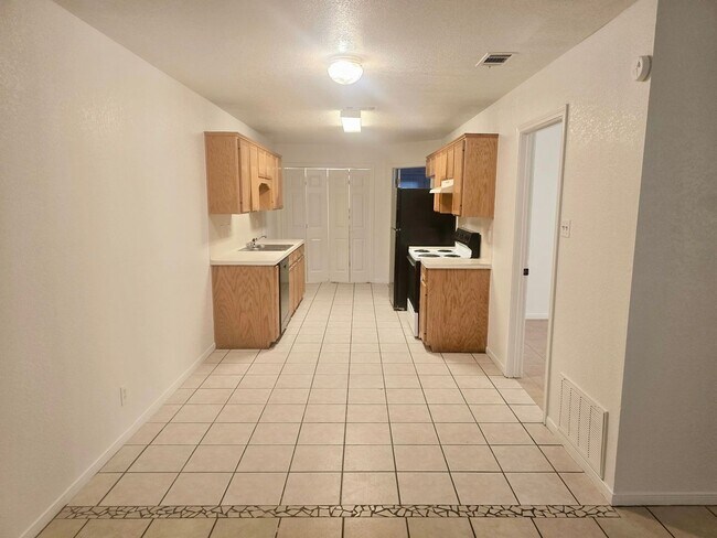 Building Photo - 1602 Van Zanten Dr