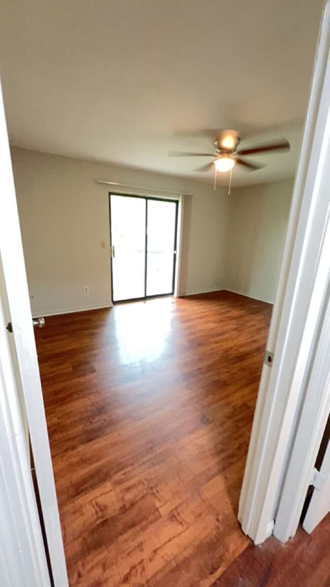 Building Photo - Spacious 2 Bedroom/1 Bath