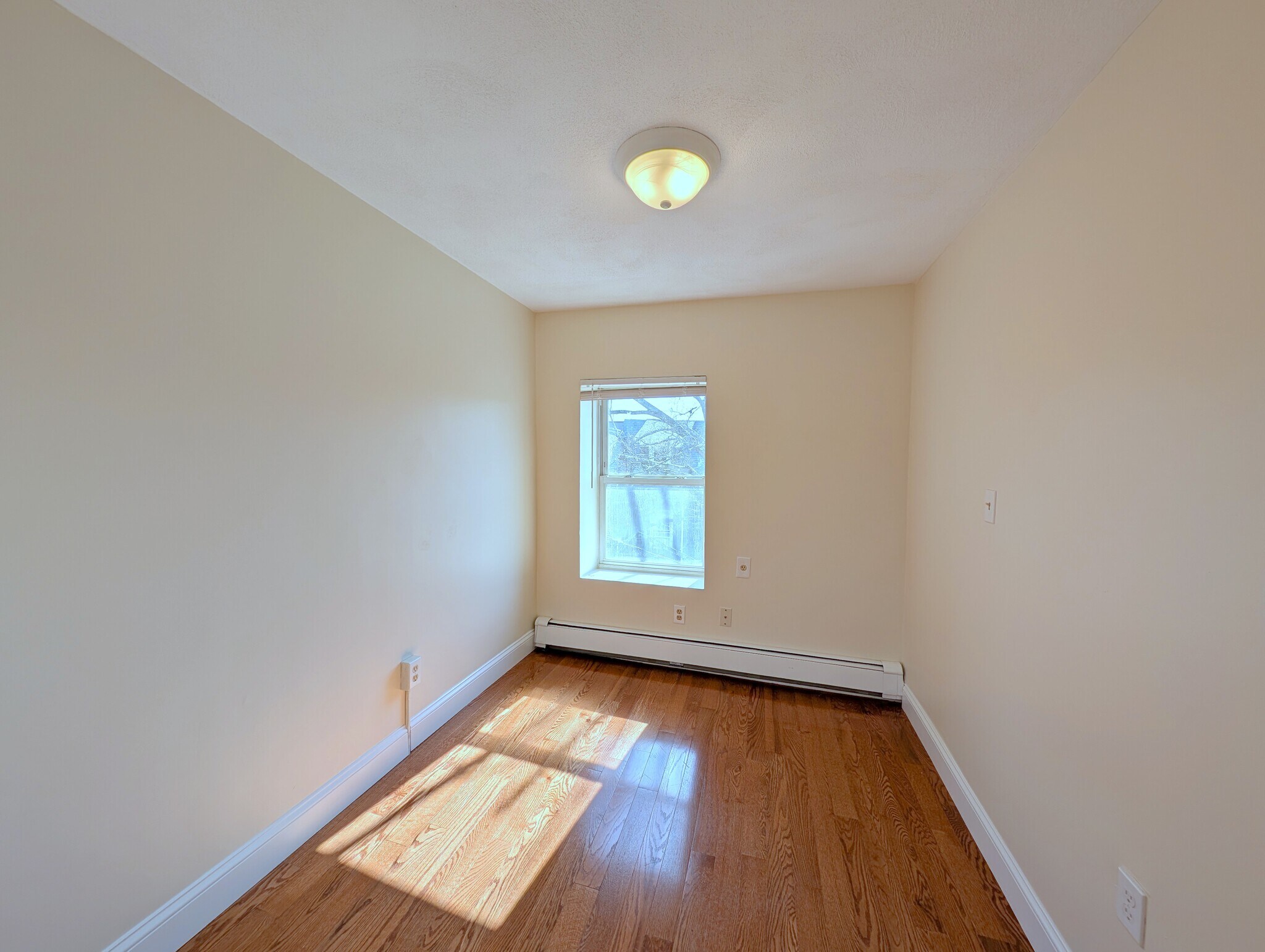 Building Photo - 6 Evergreen Sq