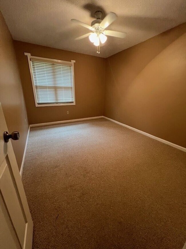 Building Photo - 3 Bedroom, 3 Bath Home in Dearing