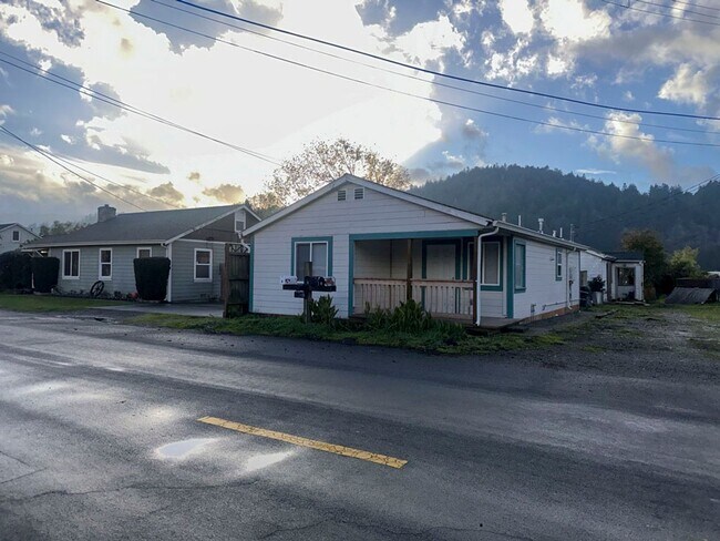 Building Photo - 745 Ireland St