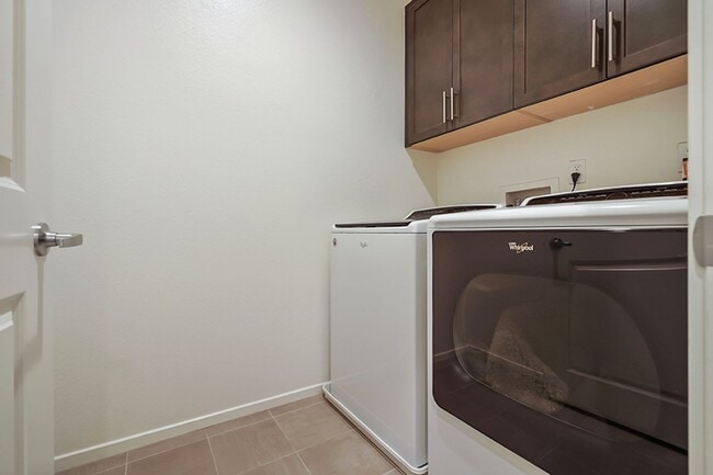 Building Photo - Beautiful TownHome in Pacific Ridge Rancho...